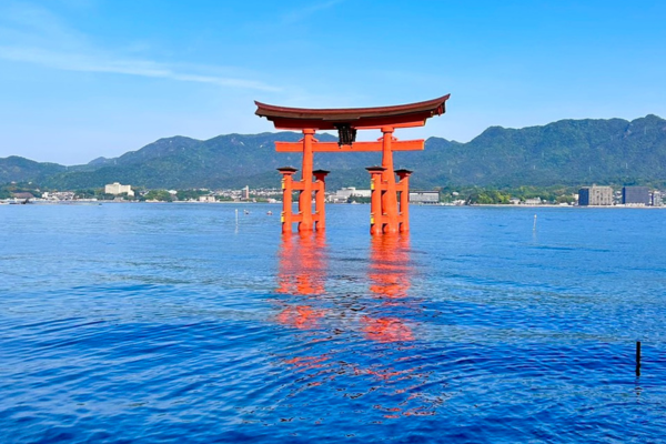 フェリーから見た厳島神社の鳥居