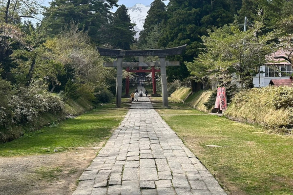 岩木山神社の鳥居と参道