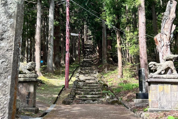 久渡寺の入口と石段