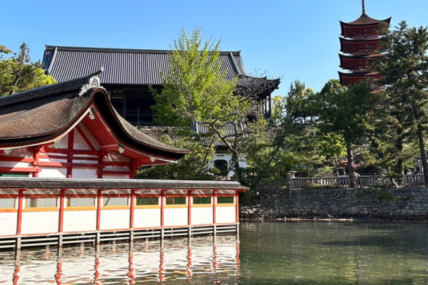 海上に造られた厳島神社