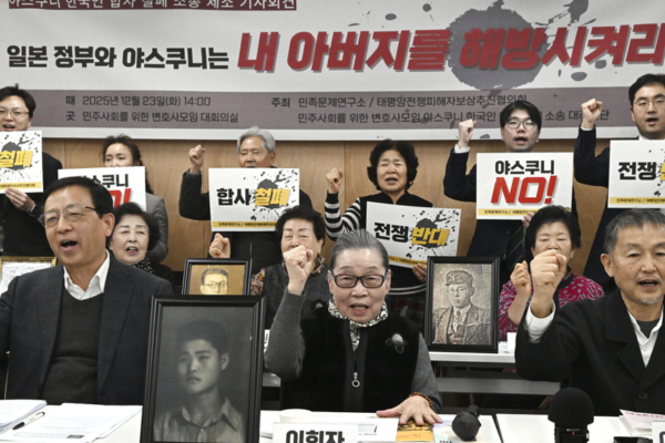 靖国神社合祀取り消しを求める訴訟について記者会見する韓国の原告らの画像